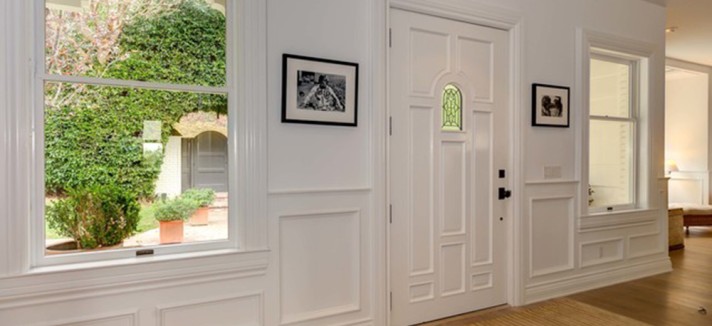 chris-hemsworth-elsa-pataky-house-in-malibu-for-sale-door