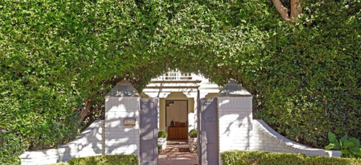 chris-hemsworth-elsa-pataky-house-in-malibu-for-sale-entryway