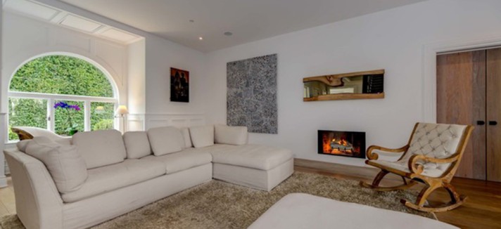 chris-hemsworth-elsa-pataky-house-in-malibu-for-sale-living-room-3
