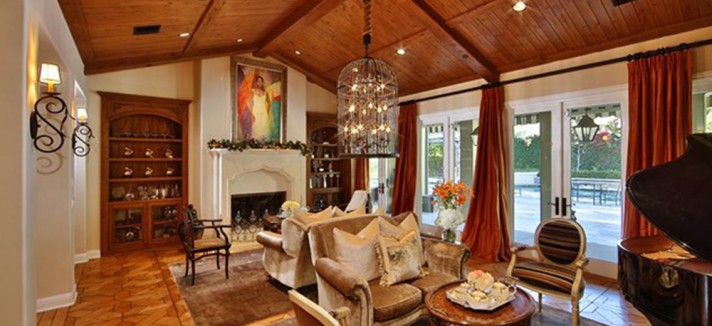 toni-braxton-house-sells-in-calabasas-ca-family-room