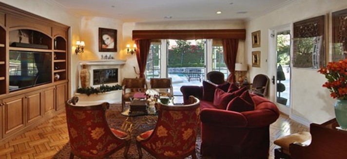 toni-braxton-house-sells-in-calabasas-ca-living-room