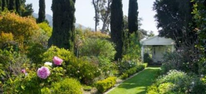 gwyneth-paltrow-house-in-santa-barbara-ca-courtyard-2