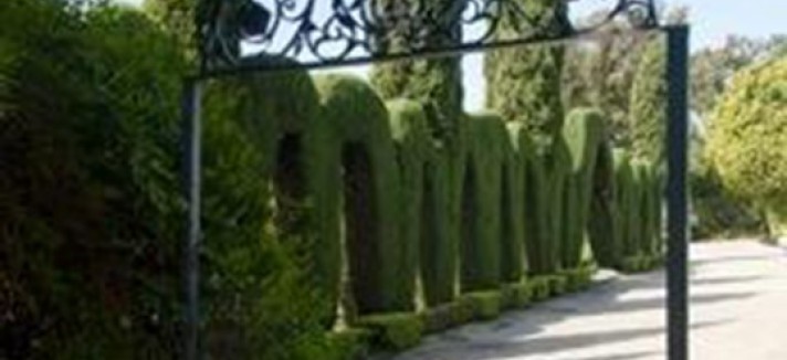 gwyneth-paltrow-house-in-santa-barbara-ca-courtyard-3