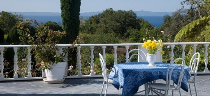 gwyneth-paltrow-house-in-santa-barbara-ca-courtyard-4