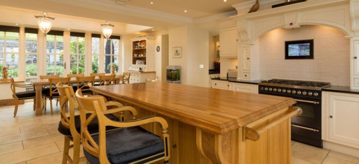 jose-mourinho-views-modern-welsh-castle-1060x594