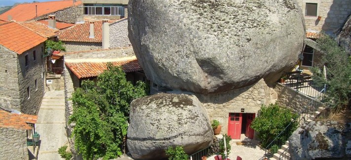 la_casa_piedra_de_monsanto_portugal_00_0
