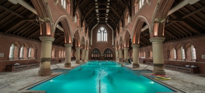 O milagre da transformação de uma igreja em piscina e ginásio