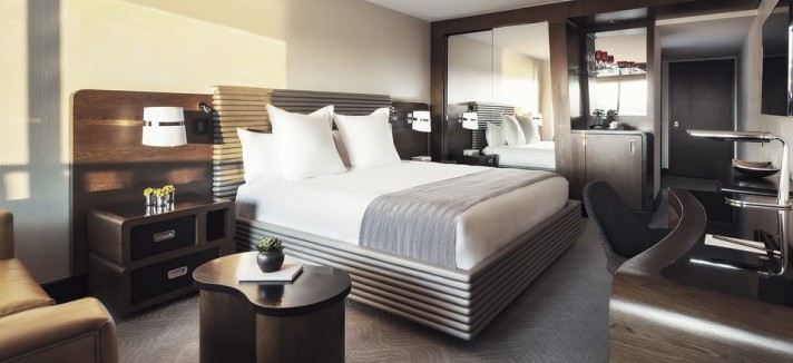 premier-king-bedded-room-with-balcony-960x540