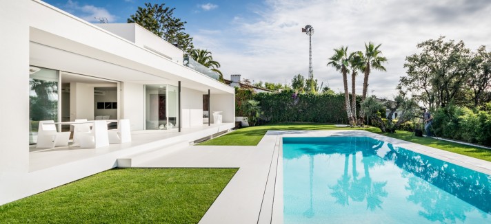 A água é reutilizada para regar o jardim e encher a piscina 