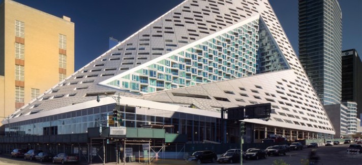 Este edifício em forma de pirâmide tem 144 metros de altura.