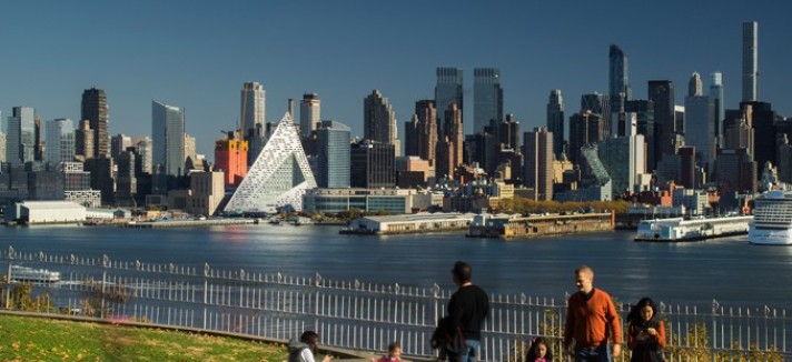 Vista panorâmica do arranha-céus e respetiva zona envolvente.