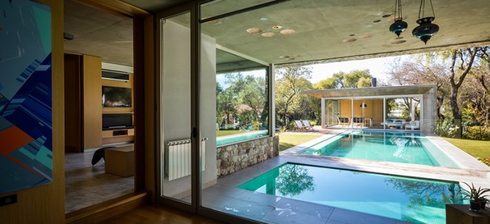 A casa dispõe de duas piscinas 