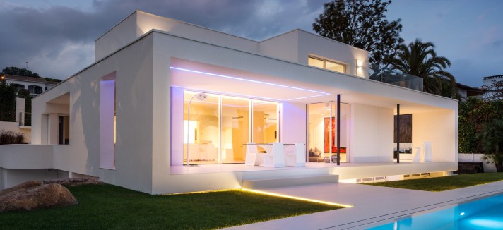 A casa tem 500 m2 e dispõe de três áreas diferenciadas 