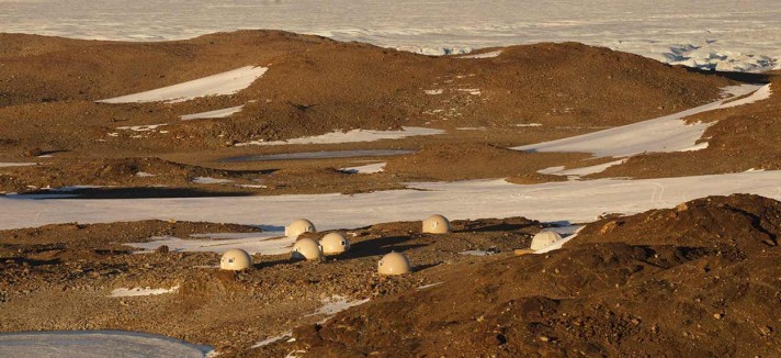 white_desert_camp_on_the_edge_of_the_frozen_lake
