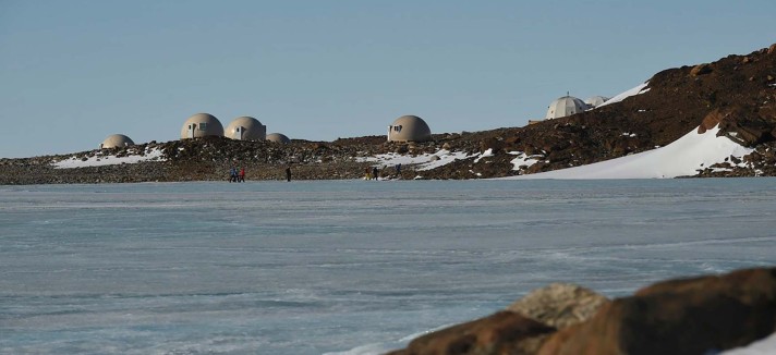 white_desert_on_the_edge_of_the_lake