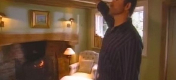 1483123586-syn-hbz-1483030429-george-michael-living-room