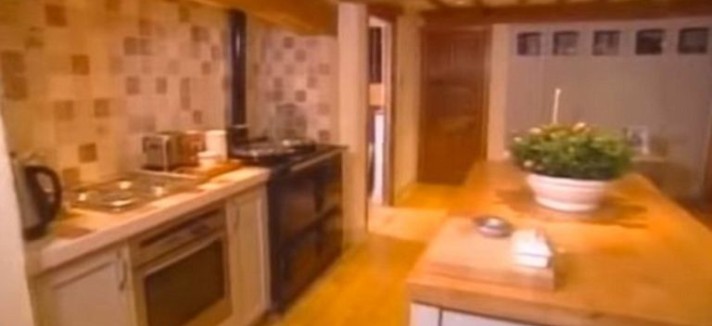 1483123587-syn-hbz-1483030463-george-michael-kitchen