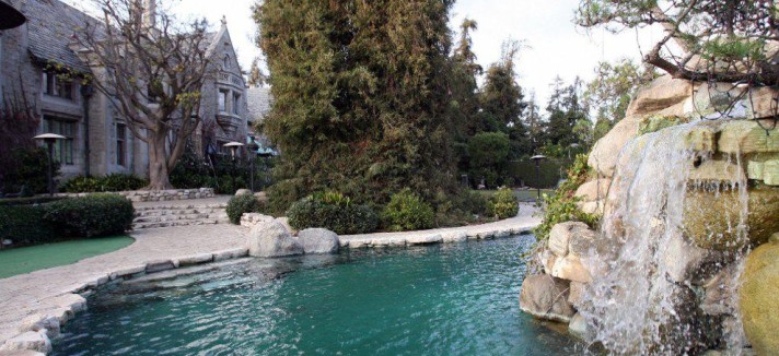 hugh_hefner-mansion2