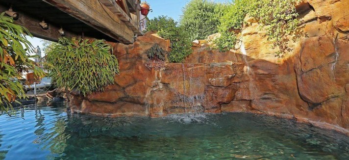 A piscina inclui uma ponte