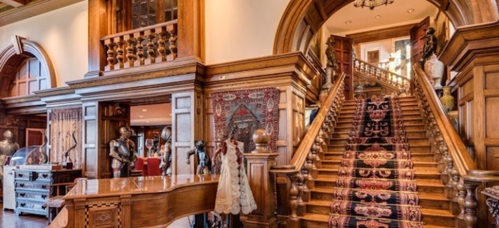 A mansão está repleta de detalhes...