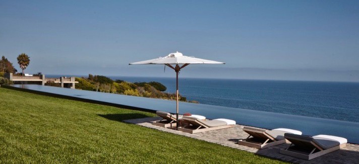 Uma piscina de horizonte infinito