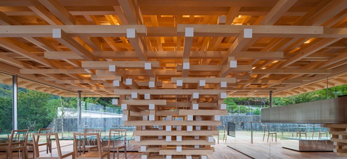 As placas de cedro, empilhadas aleatoriamente...