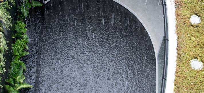 ... e uma piscina para aproveitar o calor ou apreciar a chuva