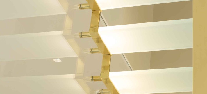 As escadas com luz incorporada