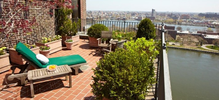 Uma varanda com vista sobre a cidade