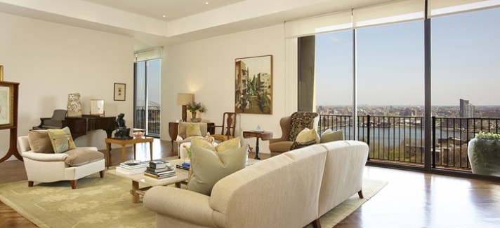 Sala de estar recebe muita luz natural