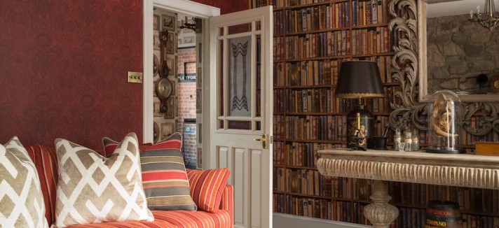 Uma lareira com uma enorme biblioteca