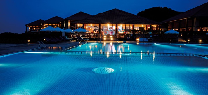 ... com uma enorme piscina