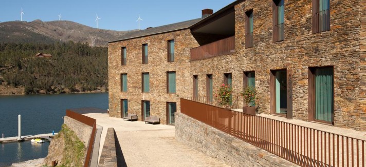 O empreendimento situa-se nas margens do rio Douro
