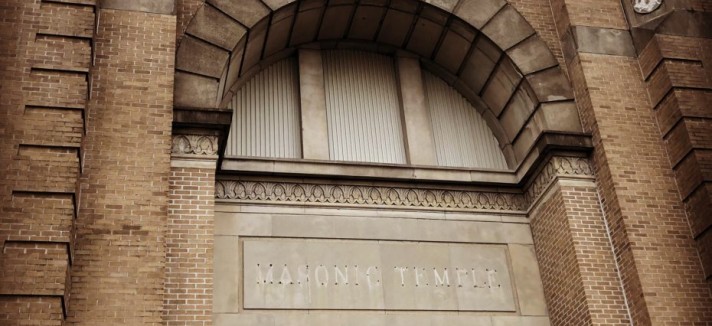 ... mas esconde uma passagem para o templo maçónico