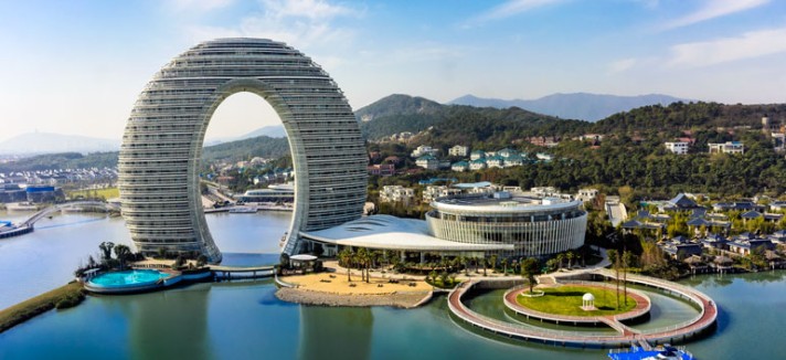 O hotel é de 5 estrelas e tem 321 quartos