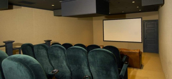 E não podia faltar um cinema em casa