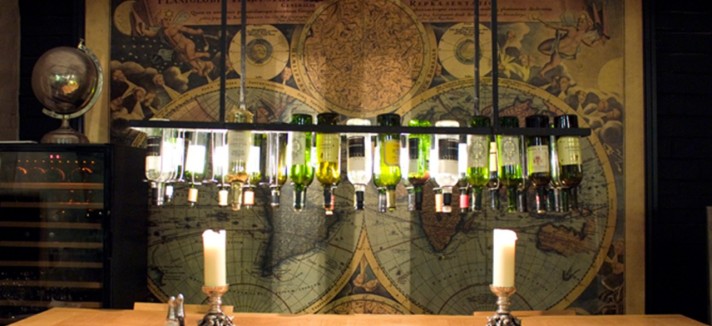 Garrafas de vinho e um mapa náutico