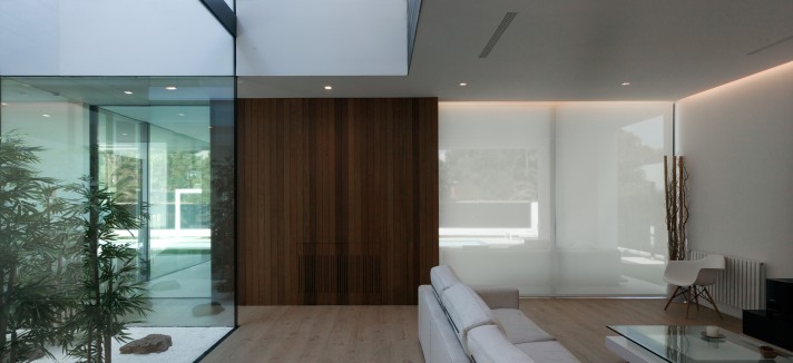 A casa tem muita luz natural