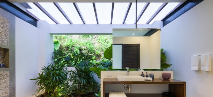 Um jardim interior, com muita luz natural