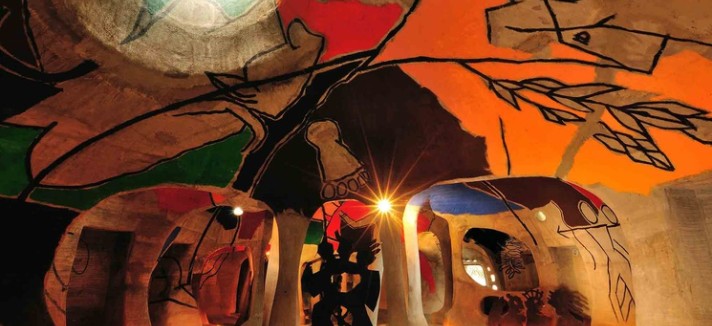 O interior da galeria de arte Amdavad ni Gufa