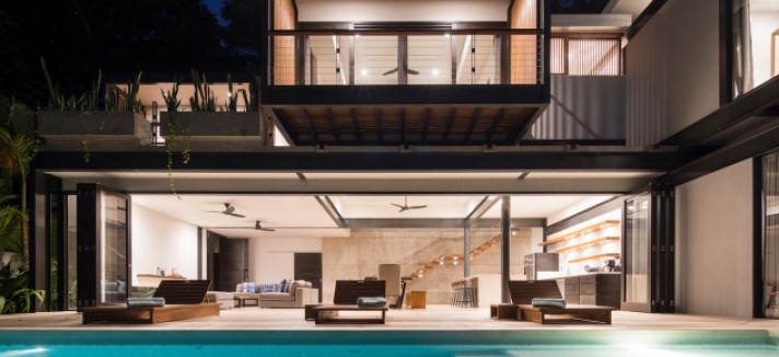 À noite a piscina fica iluminada