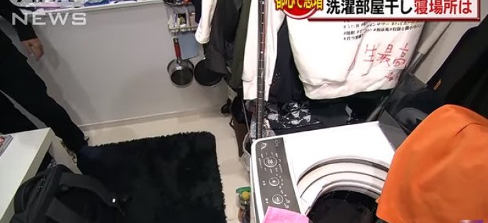 Na sala está uma máquina de lavar roupa