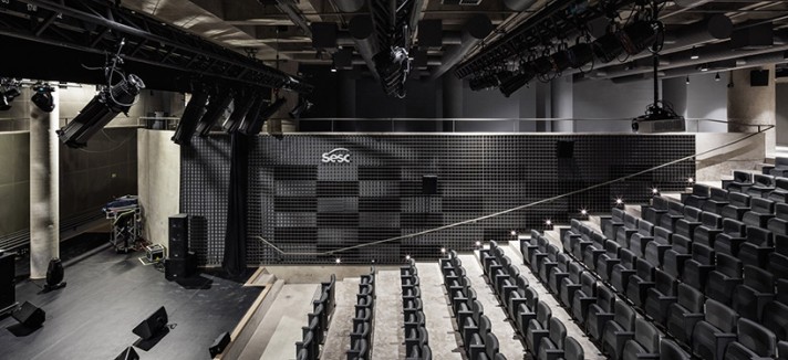 ... e um enorme teatro com mais de 200 lugares