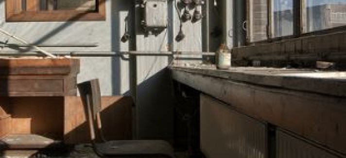 Uma cadeira perdida no meio da sala...