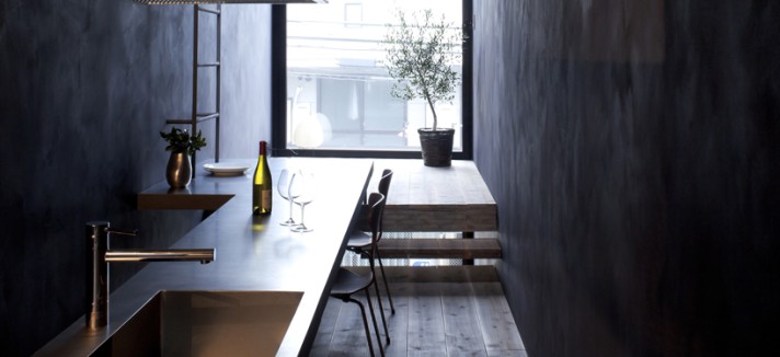 As paredes negras acompanham a decoração minimalista