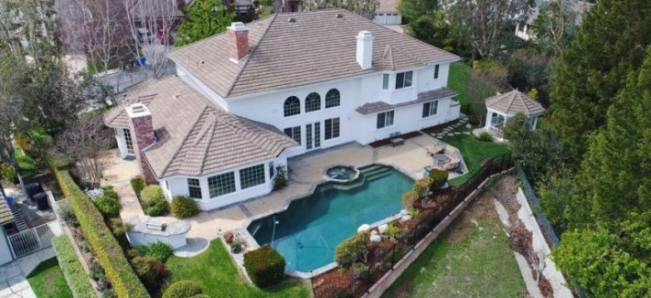 ... E encontra-se num terreno que ocupa cerca de 2.000 m2