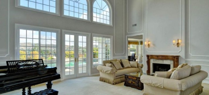 A sala de estar tem um bonito piano