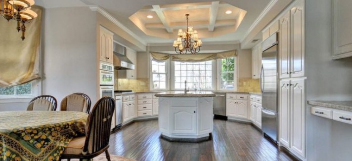 A cozinha tem uma ilha central