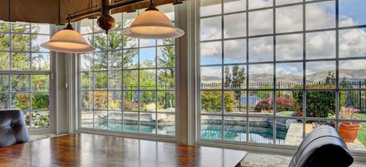 As grandes janelas deixam ver o exterior