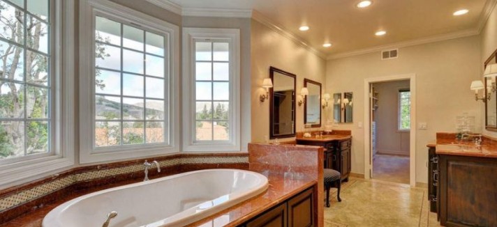 A casa tem quatro casas de banho